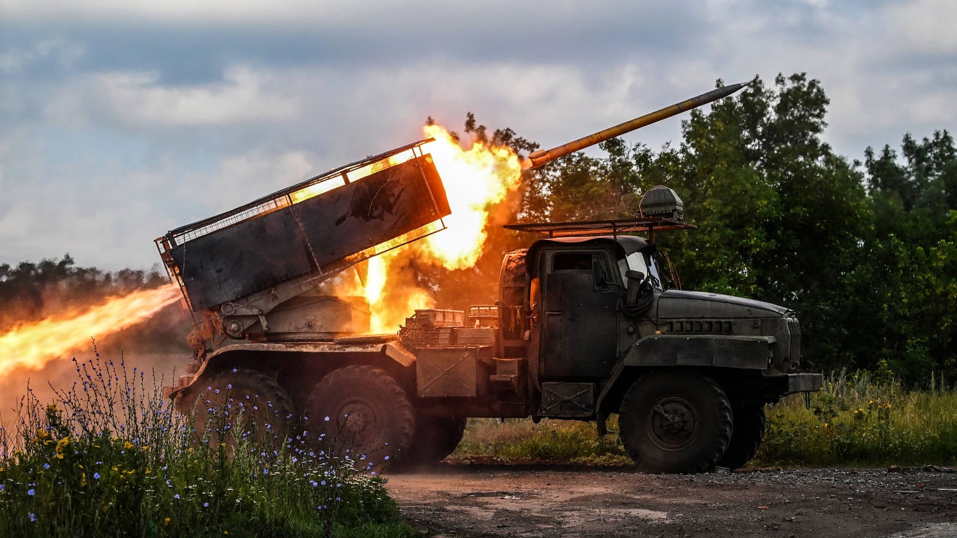 Soldaten der russischen Einheit "Tsentr" Centre feuern mit einem Mehrfachraketenwerfer auf ukrainische Stellungen bei Pokrowsk.
