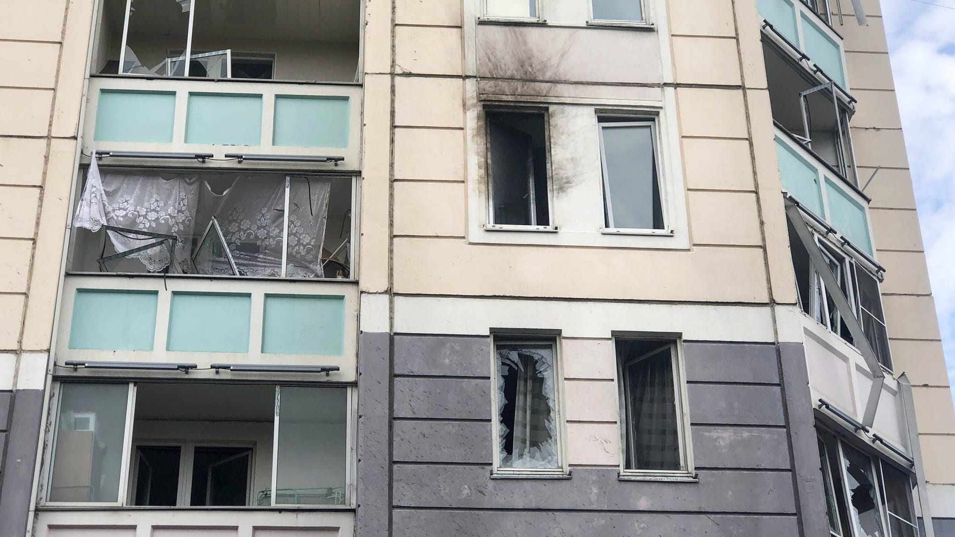 Schäden an einem Haus, nachdem eine ukrainische Drohne in Moskau eingeschlagen ist.