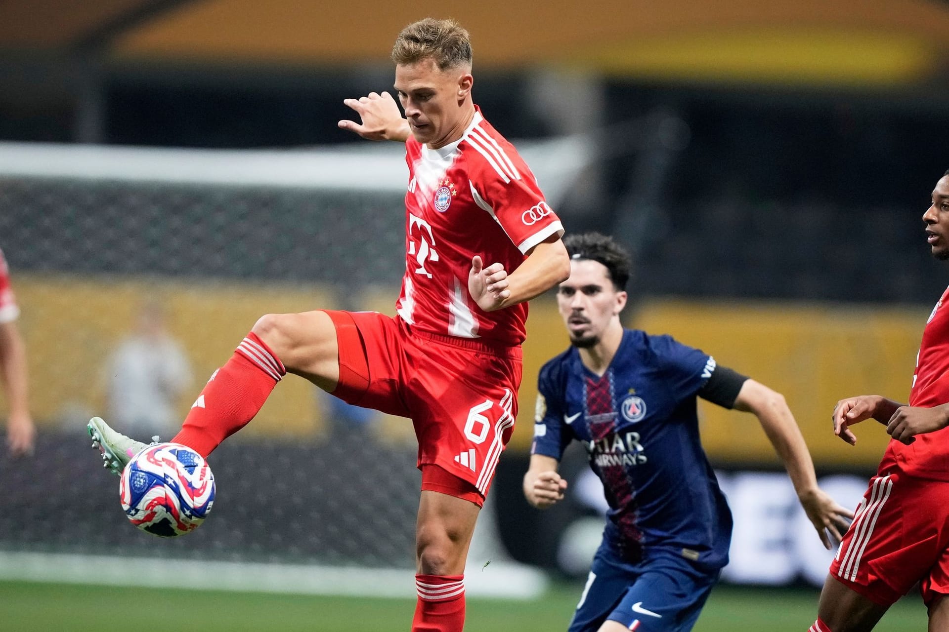 Joshua Kimmich: Lieferte sich ein intensives Duell im Zentrum unter anderem mit Vitinha. Gewann viele wichtige Zweikämpfe. Lief immer wieder aggressiv mit an. Brachte in der Nachspielzeit noch mal eine gefährliche Flanke rein. Note 3 Joshua Kimmich: Lieferte sich ein intensives Duell im Zentrum unter anderem mit Vitinha. Gewann viele wichtige Zweikämpfe. Lief immer wieder aggressiv mit an. Brachte in der Nachspielzeit noch mal eine gefährliche Flanke rein. Note 3