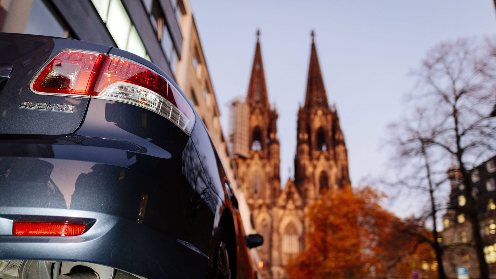 Auto nahe der Burgmauer am Kölner Dom (Symbolfoto): Das Parken in der Kölner Innenstadt wird künftig schwieriger.