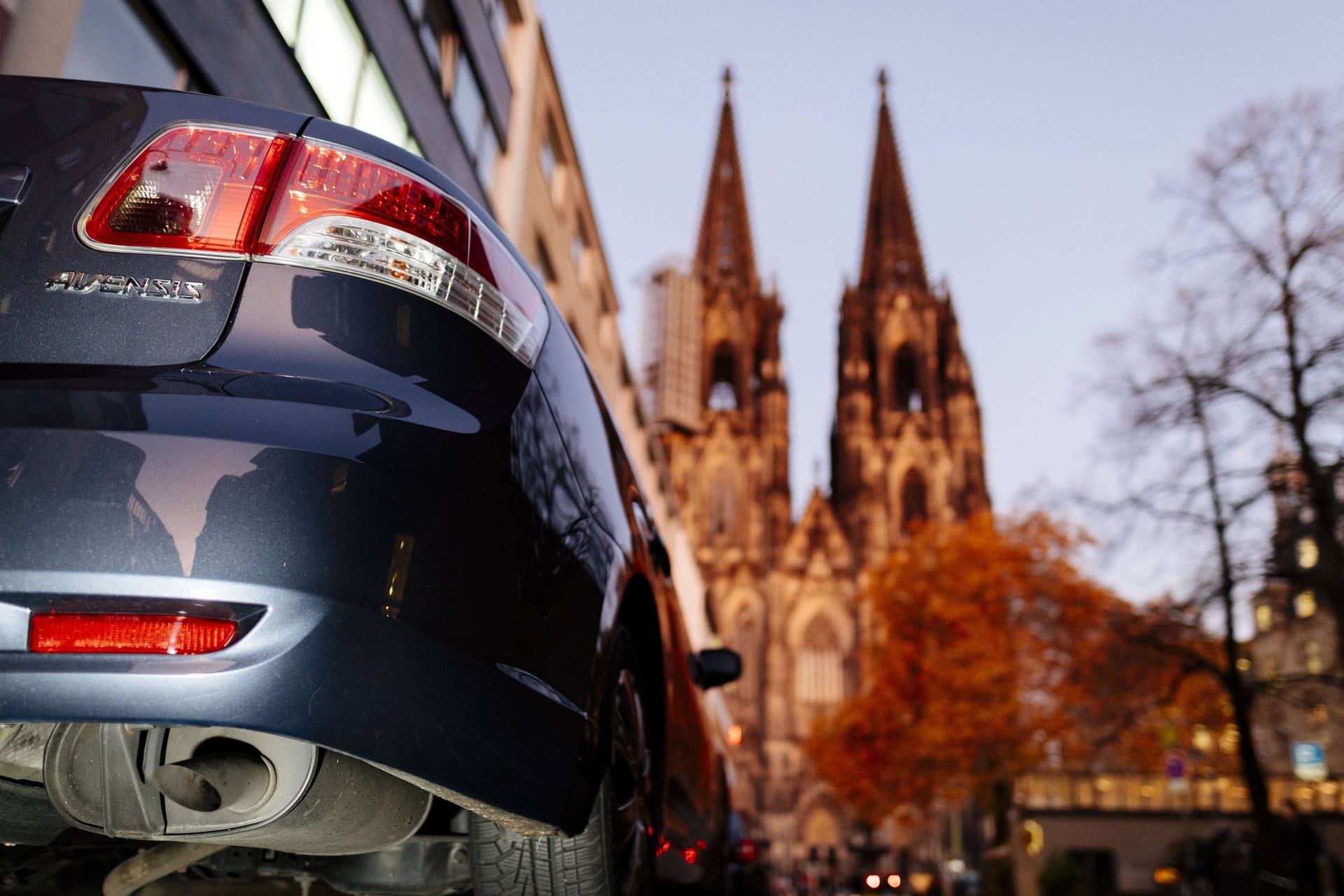 Auto nahe der Burgmauer am Kölner Dom (Symbolfoto): Das Parken in der Kölner Innenstadt wird künftig schwieriger.