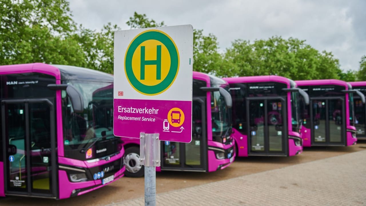 Der Ersatzverkehr der Deutschen Bahn: Während der Sperrung fahren über 170 purpurfarbene Busse auf 28 Linien.