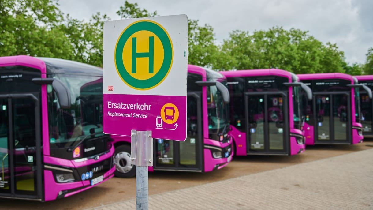 Der Ersatzverkehr der Deutschen Bahn: Während der Sperrung fahren über 170 purpurfarbene Busse auf 28 Linien.
