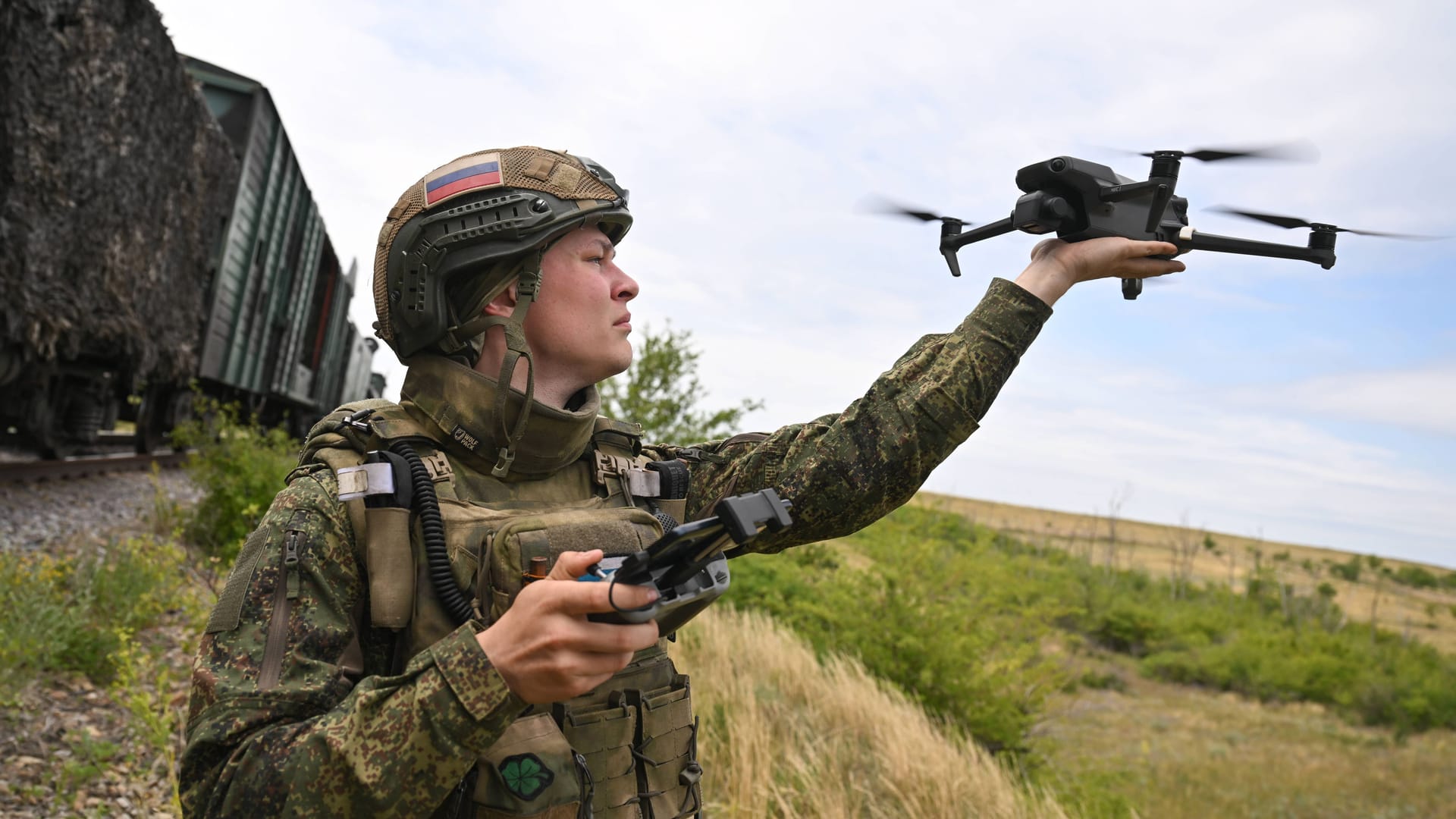 Ein russischer Soldat lässt eine Drohne in der Nähe Stadt Pokrowsk starten.