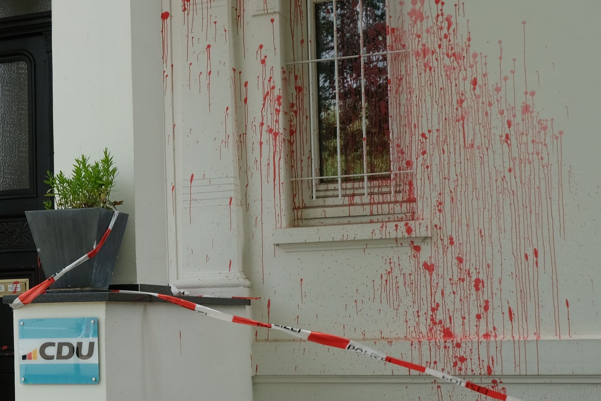 Rote Farbe ist nach einem Farbanschlag auf die Hamburger CDU-Zentrale am Gebäude zu sehen.