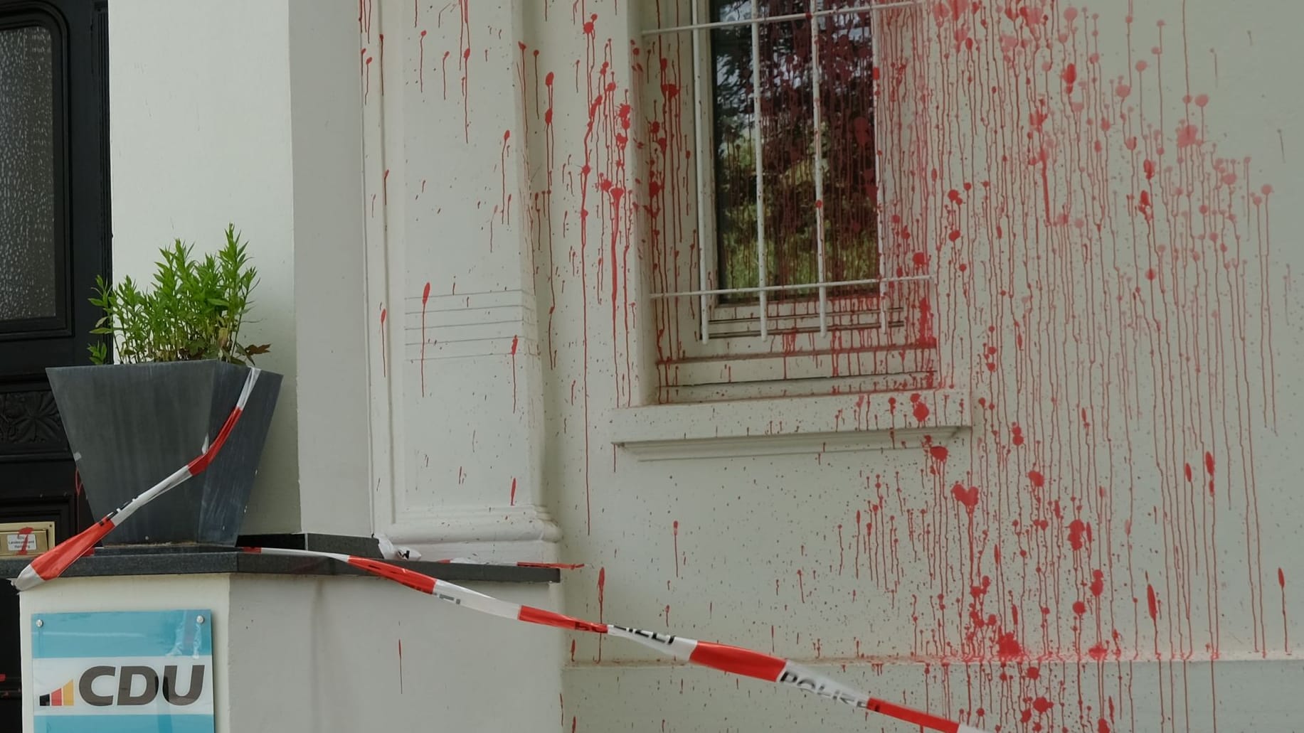 Rote Farbe ist nach einem Farbanschlag auf die Hamburger CDU-Zentrale am Gebäude zu sehen.