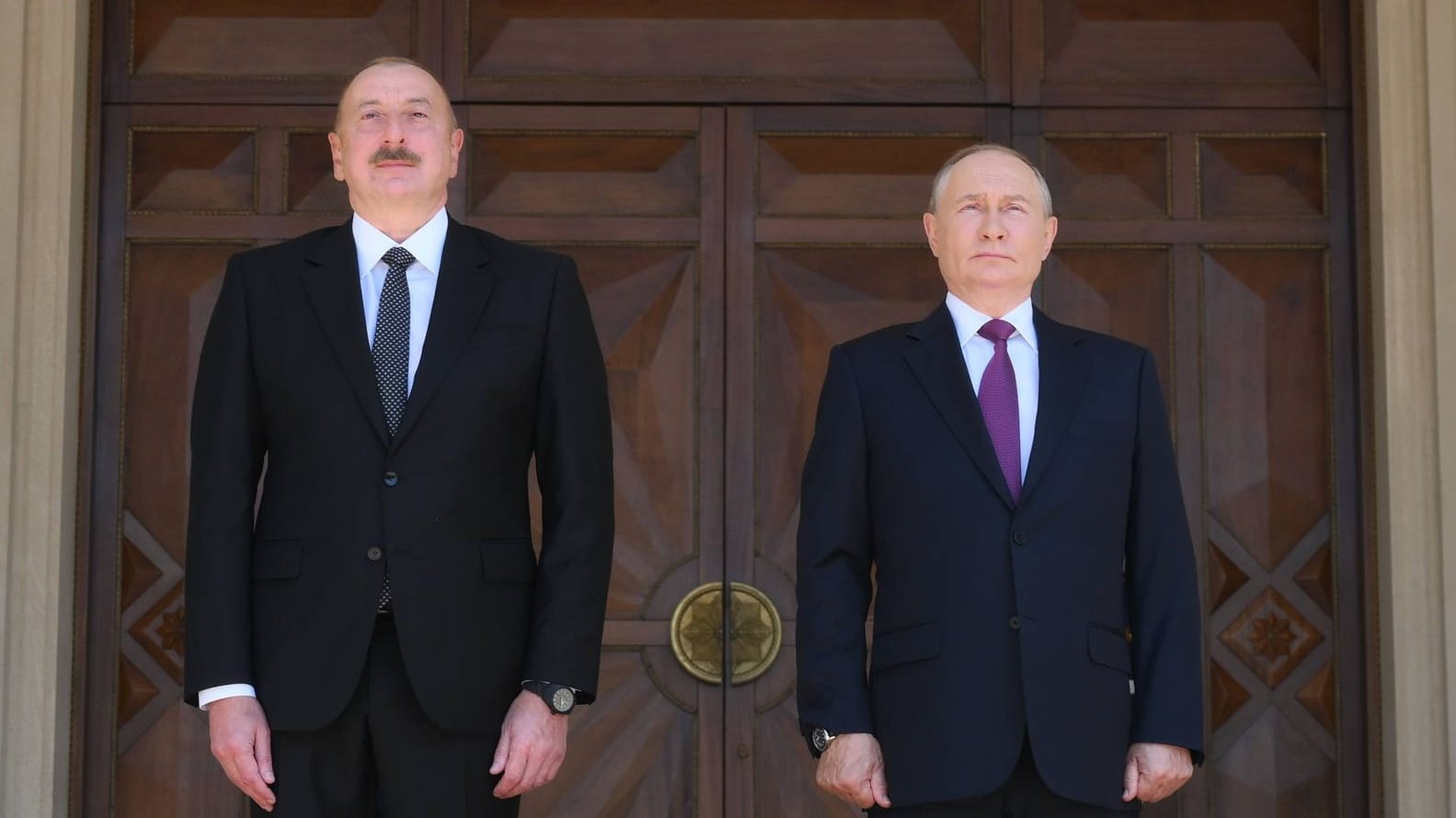 Der russische Präsident Wladimir Putin und der aserbaidschanische Präsident Ilham Aliyev (Archivbild): Ein Flugabsturz im vergangenen Jahr belastet das Verhältnis beider Länder enorm.