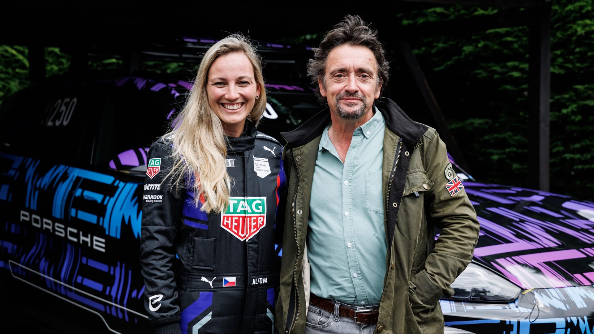 Zwei Meinungen, ein Eindruck: Jílková und TV-Moderator Richard Hammond ("The Grand Tour") zeigen, was der elektrische Cayenne kann – auf dem Berg und mit Anhänger.