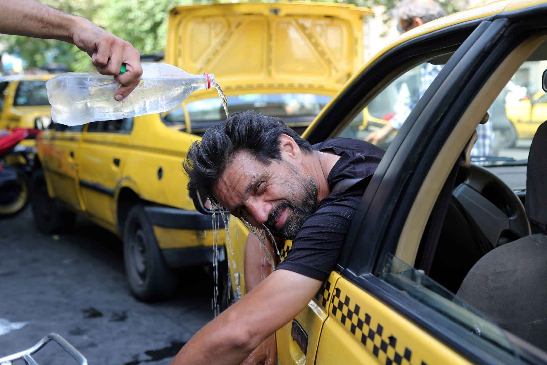 Ein Taxifahrer in der iranischen Hauptstadt Teheran: Neben der Hitze ächzen die Menschen unter einer Wasserkrise.