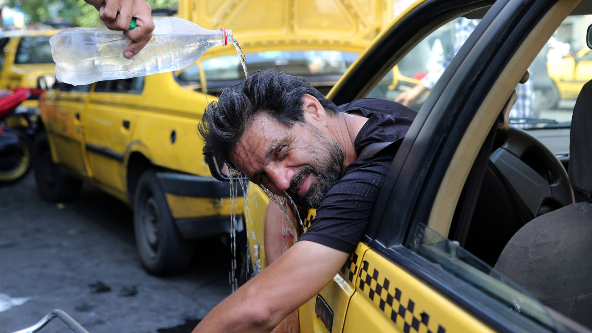 Ein Taxifahrer in der iranischen Hauptstadt Teheran: Neben der Hitze ächzen die Menschen unter einer Wasserkrise.
