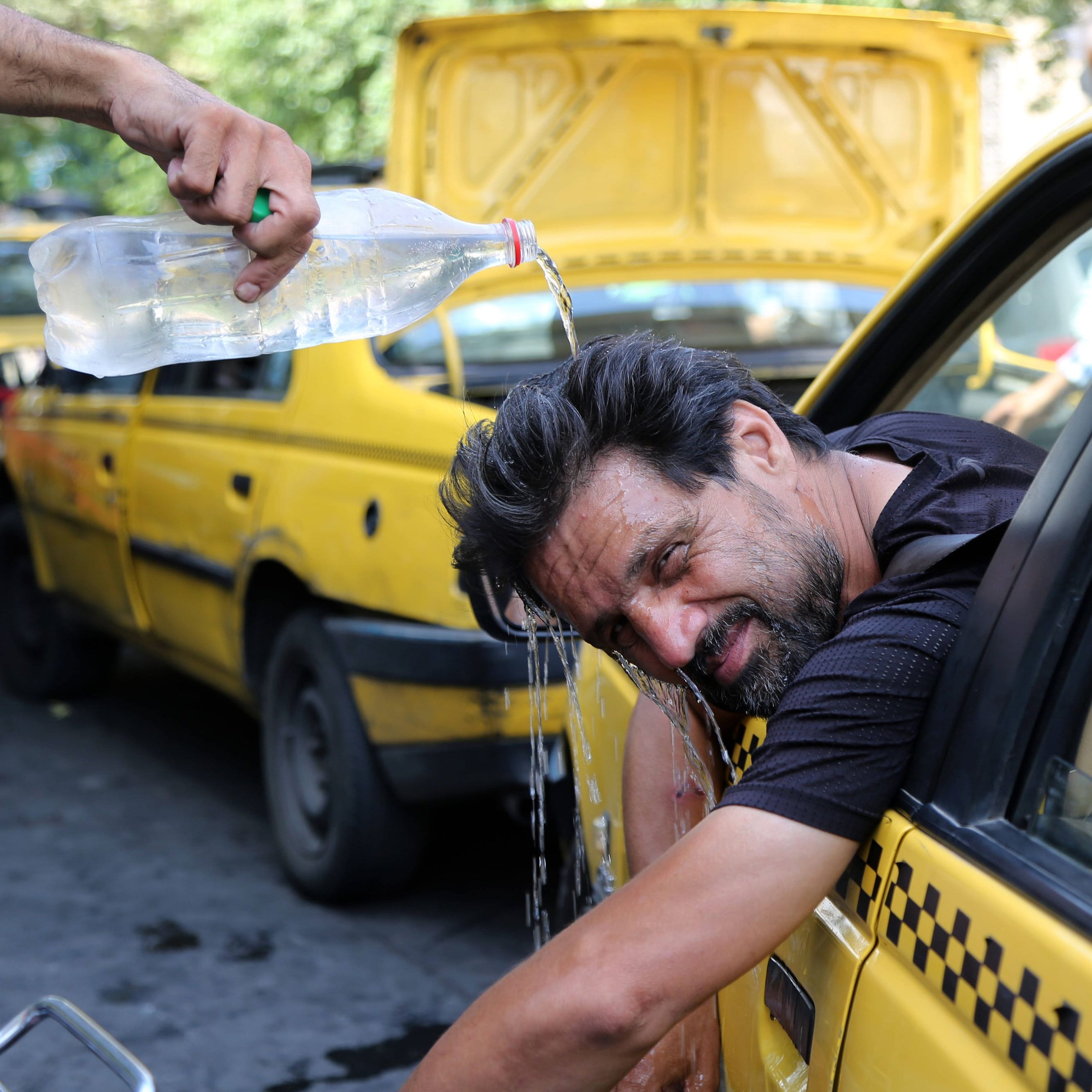 Ein Taxifahrer in der iranischen Hauptstadt Teheran: Neben der Hitze ächzen die Menschen unter einer Wasserkrise.