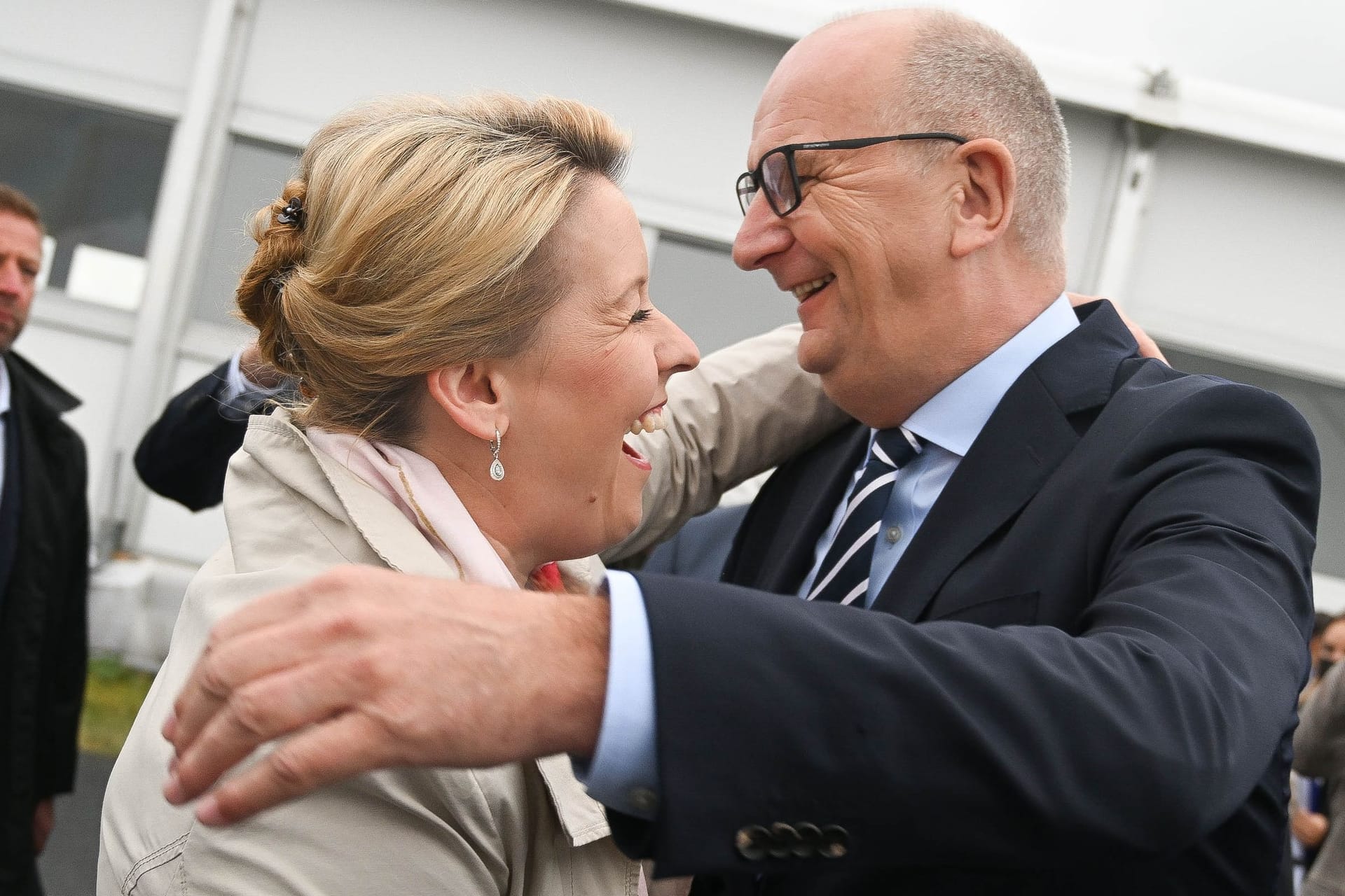 Franziska Giffey und Ditmar Woidke fallen sich in die Arme (Archivbild): Wird sie seine Nachfolgerin in Brandenburg?