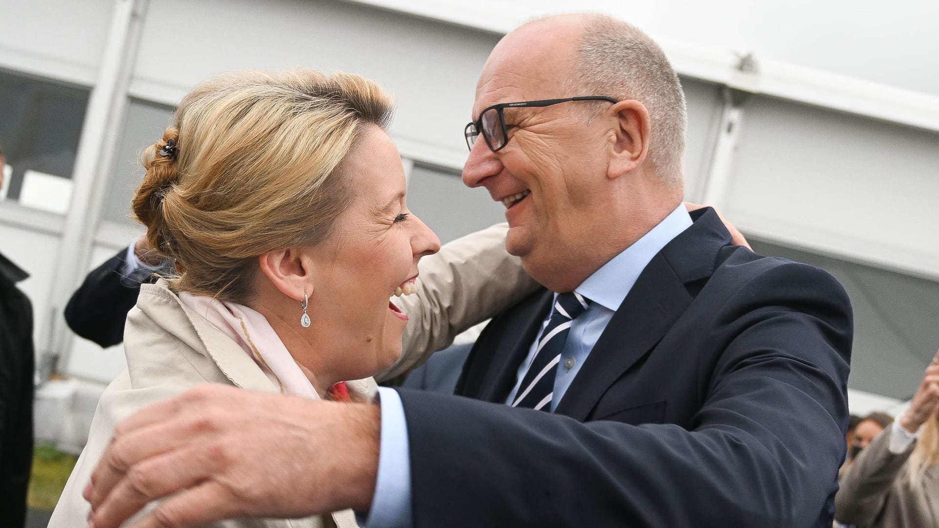 Franziska Giffey und Ditmar Woidke fallen sich in die Arme (Archivbild): Wird sie seine Nachfolgerin in Brandenburg?