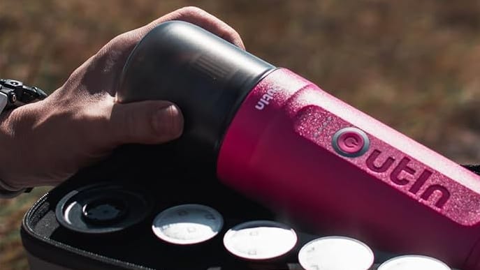 Amazon-Produkt: Die mobile Espressomaschine von OutIn gestaltet Kaffeegenuss flexibel.