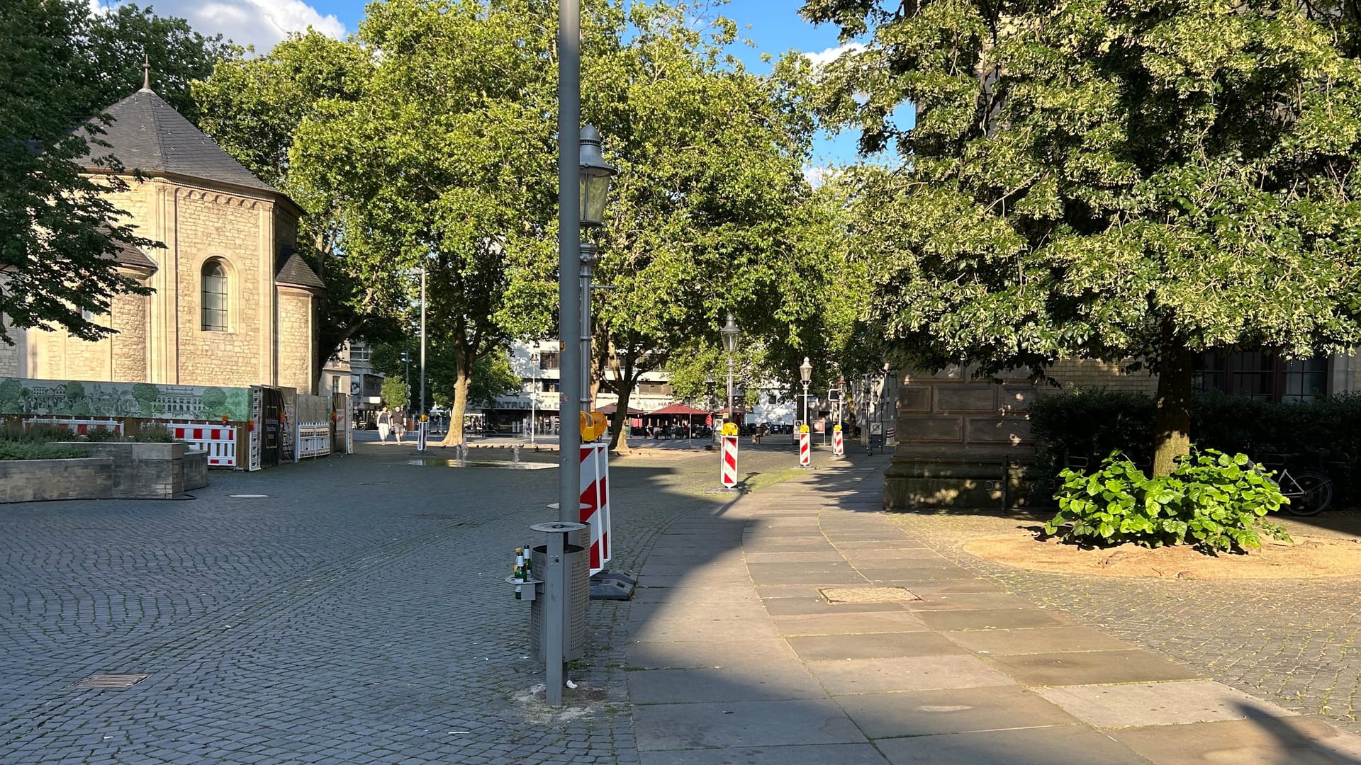 Warnbaken an Laternen auf dem Domplatz: Im Zentrum von Braunschweig greift die Stadt zu einer auffälligen Maßnahme.