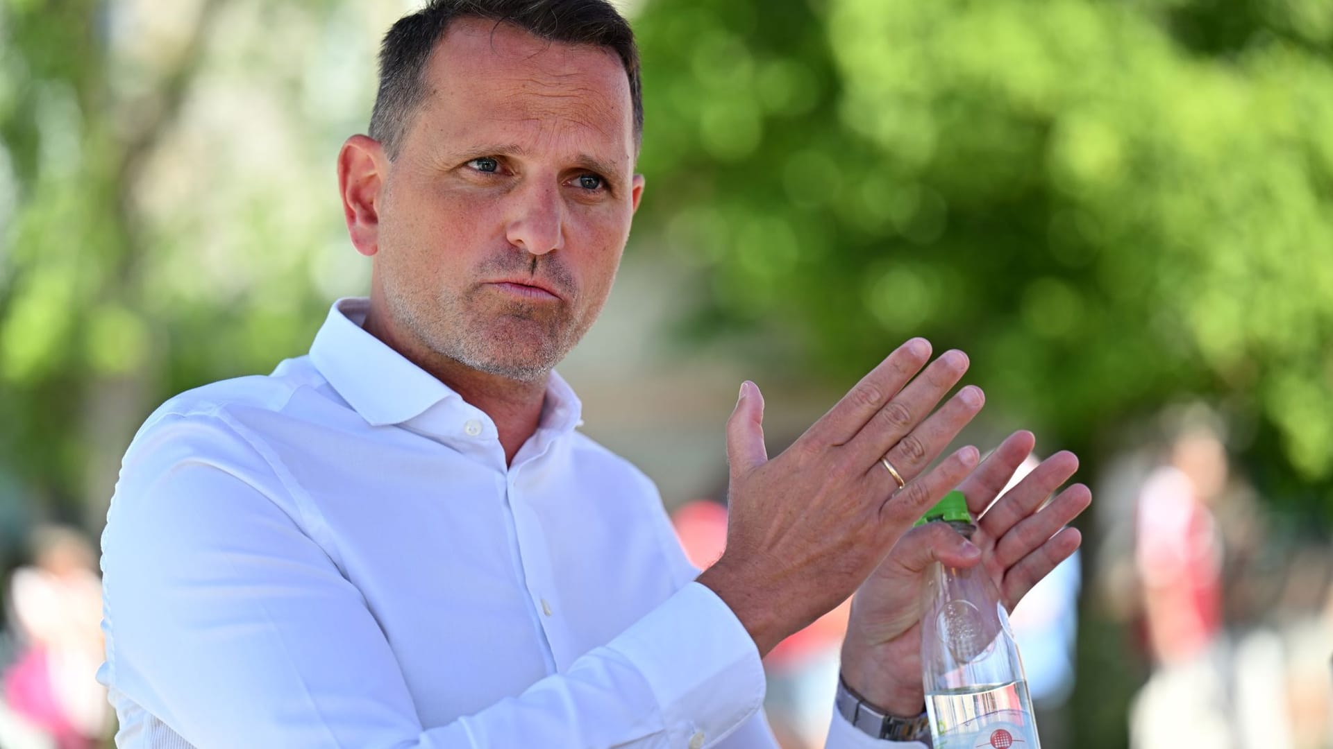 Nürnbergs Sport-Vorstand Joti Chatzialexiou spricht nach dem Training zu Medienvertretern: Er hofft auf eine Steigerung.