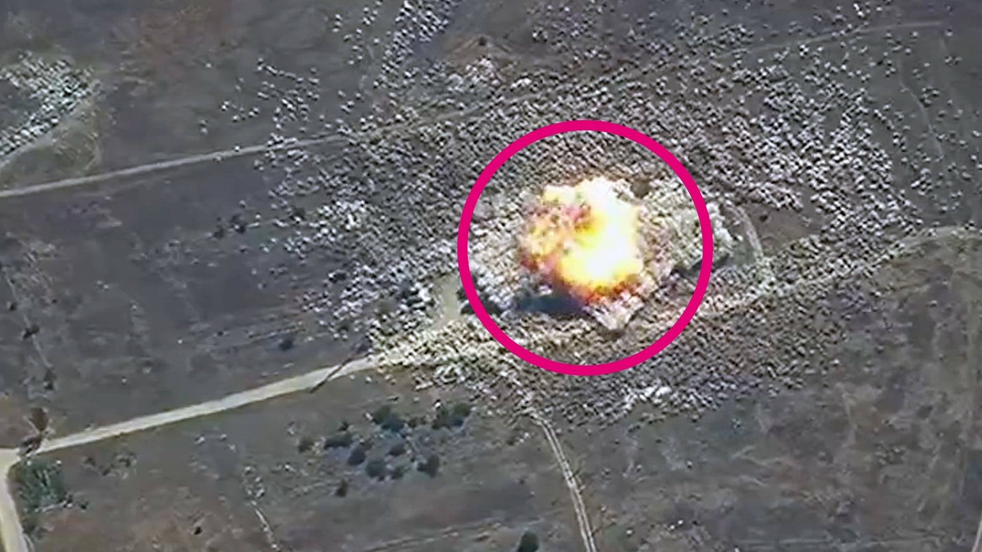Ein militärisch genutztes Gebäude wird bei dem Angriff mit der Iskander-Rakete komplett zerstört.