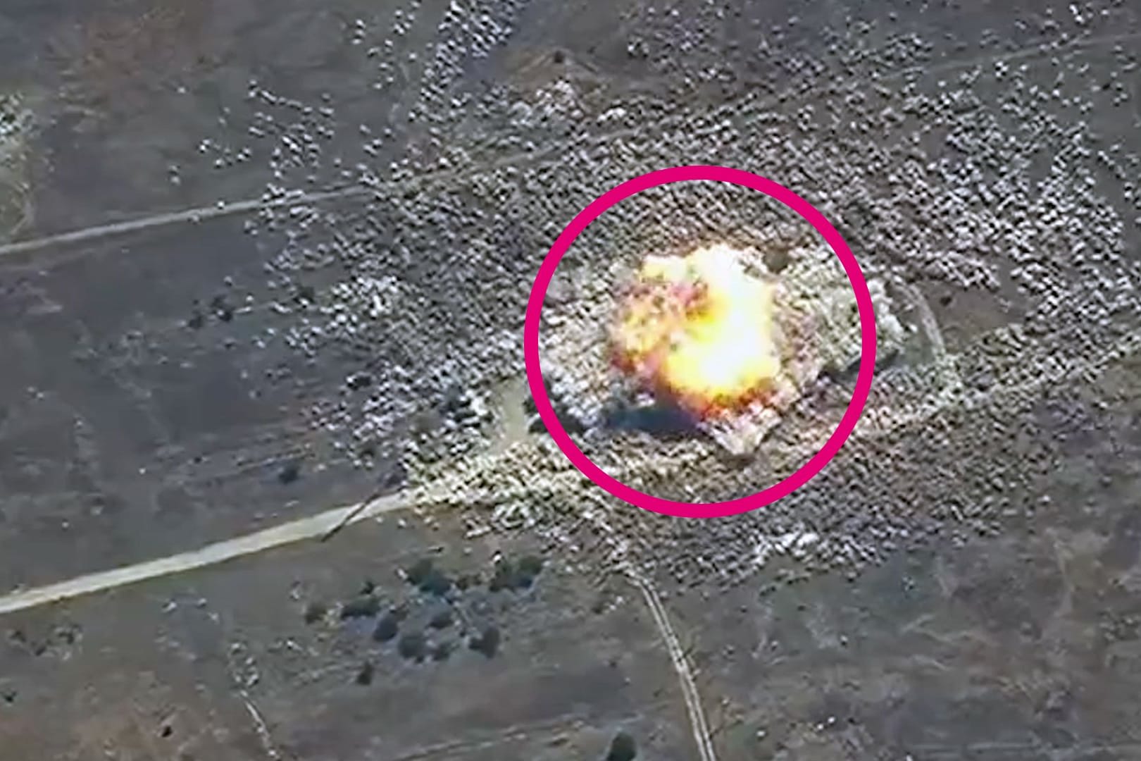 Ein militärisch genutztes Gebäude wird bei dem Angriff mit der Iskander-Rakete komplett zerstört. Ein militärisch genutztes Gebäude wird bei dem Angriff mit der Iskander-Rakete komplett zerstört.