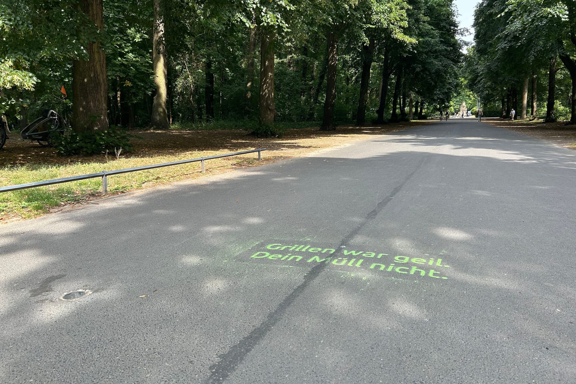 Botschaften in grellen Farben: Im Prinzenpark in Braunschweig sind sie auf Wegen und Mülleimern zu sehen.
