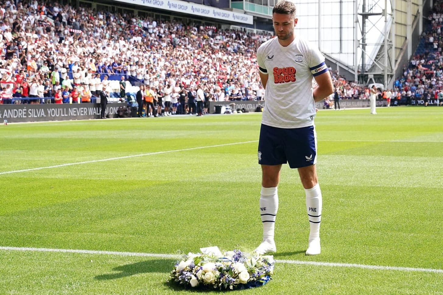 Ben Whiteman: Der Kapitän von Preston North End legte einen Kranz nieder.