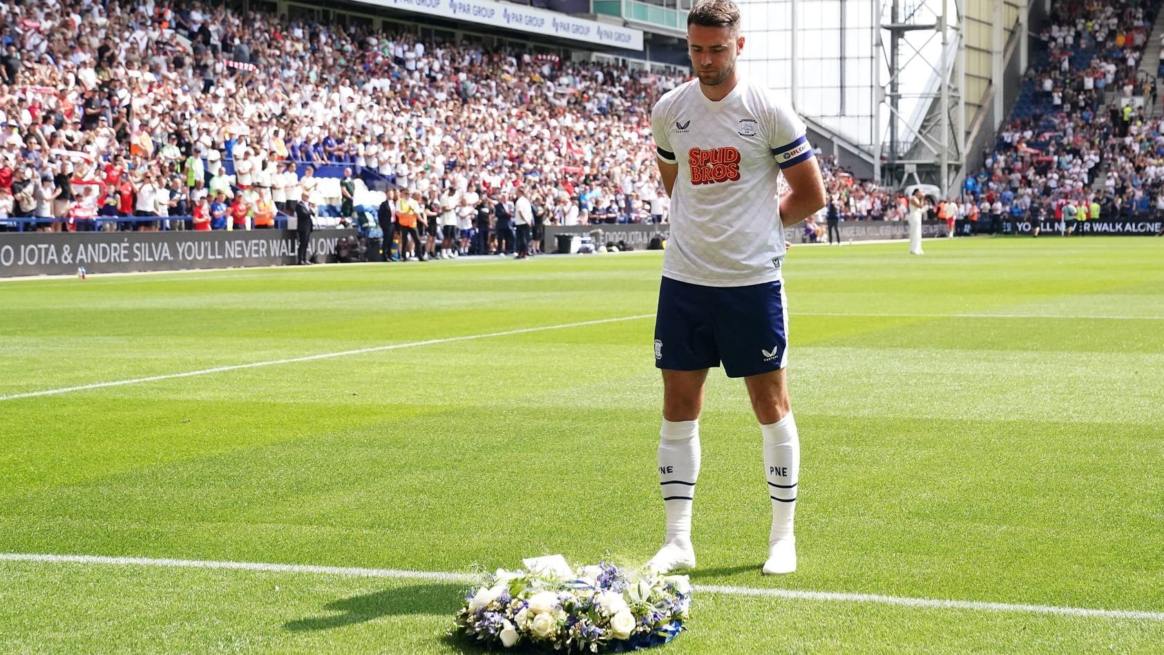 Ben Whiteman: Der Kapitän von Preston North End legte einen Kranz nieder.