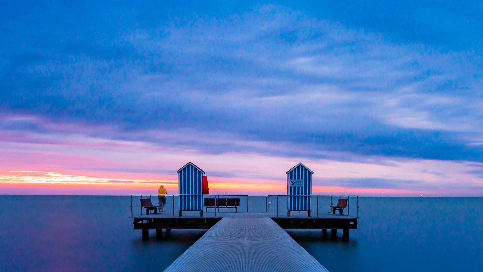 Die Steiner Mole am Abend: Das Wahrzeichen des Ostseebads zieht sich als ca. 200 Meter lange Badesteg ins Meer.
