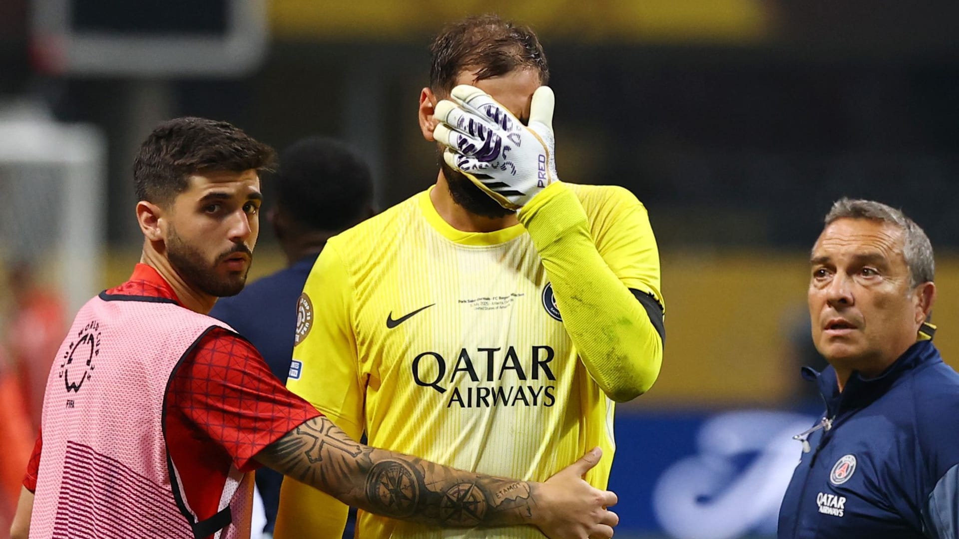 Gianluigi Donnarumma: Der Italiener sprang nach einem Ball, als er auf Musialas Knöchel landete.