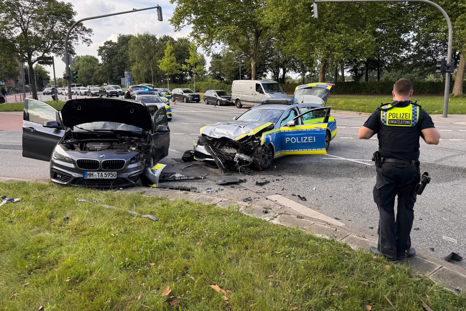 Am Samstagnachmittag stieß ein Streifenwagen und ein BMW in Horn zusammen: Drei Personen wurden verletzt.