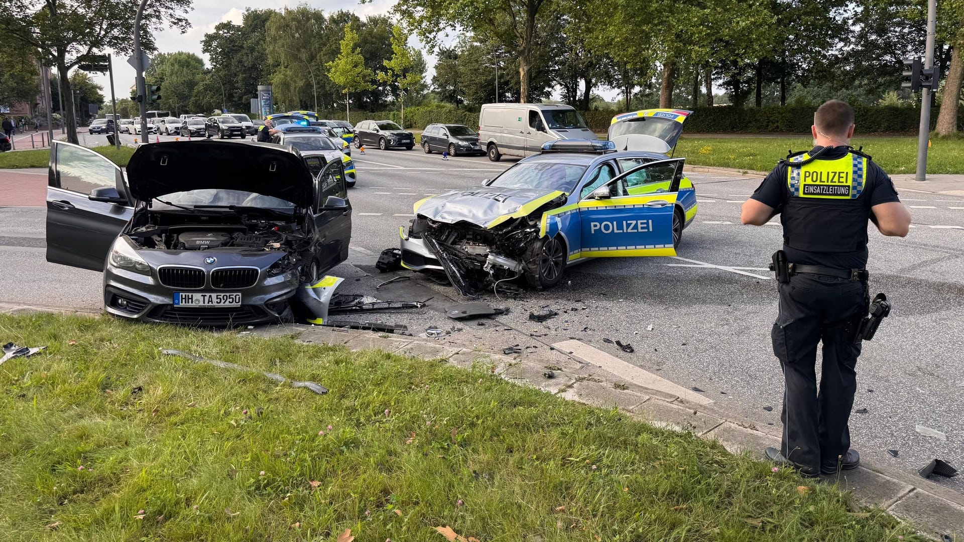 Am Samstagnachmittag stieß ein Streifenwagen und ein BMW in Horn zusammen: Drei Personen wurden verletzt.