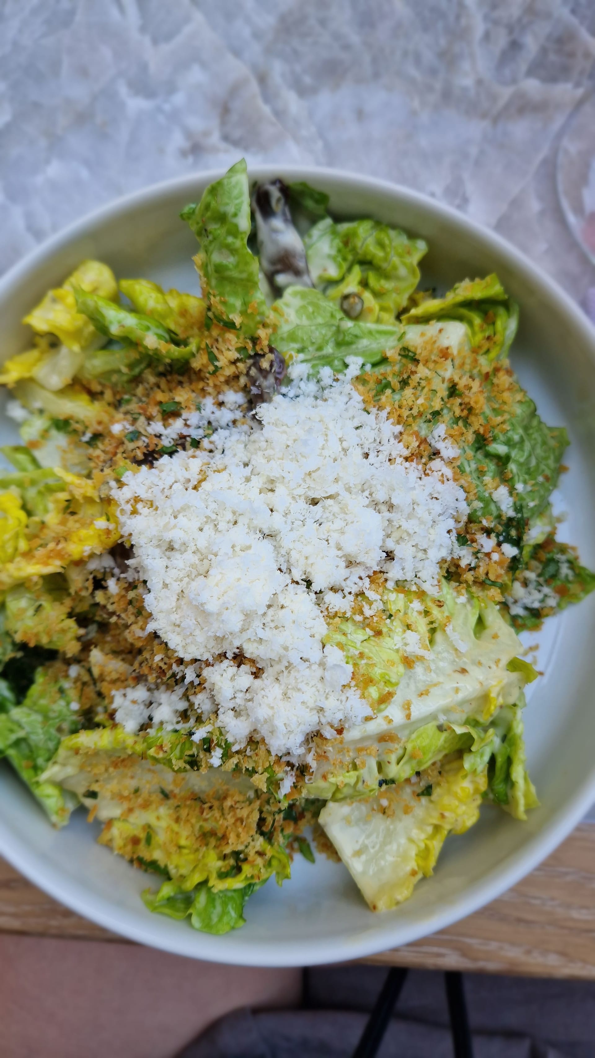 Der Ceasar Salad mit Parmesan und Austerpilz-Jerky und einem Miso-Sojamilch-Dressing.