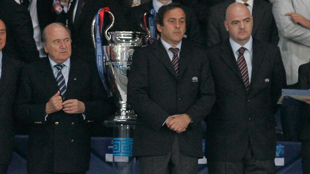 Sepp Blatter (l.) im Februar 2016 mit Gianni Infantino (r.).