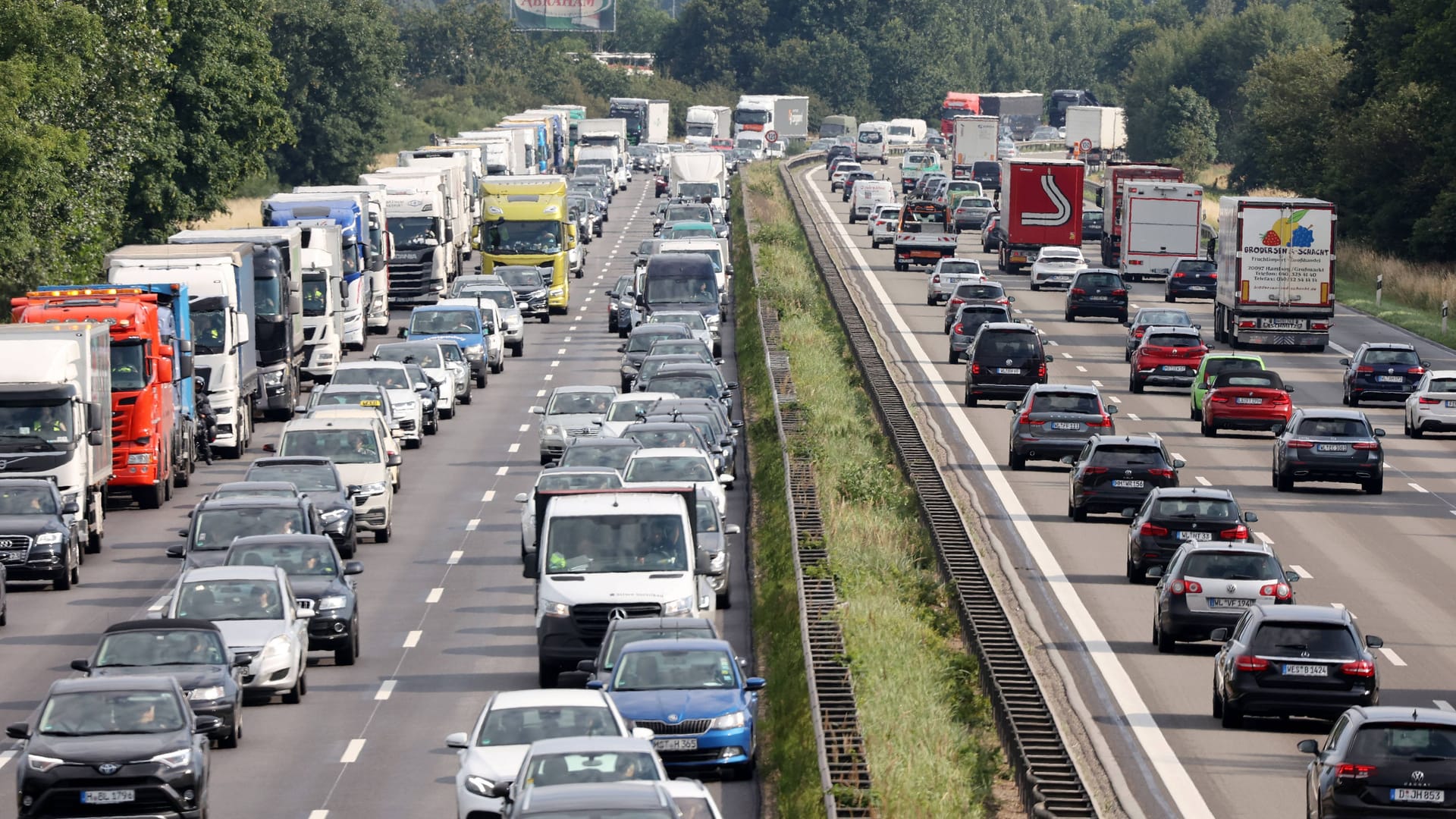 Stau auf der Autobahn bei Hamburg: Autofahrer sollten Geduld mitbringen.
