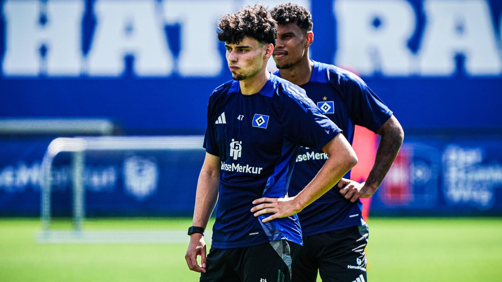 Nicolas Oliveira im HSV-Training (Archivbild): Der variabel einsetzbare Verteidiger schließt sich Jahn Regensburg an.