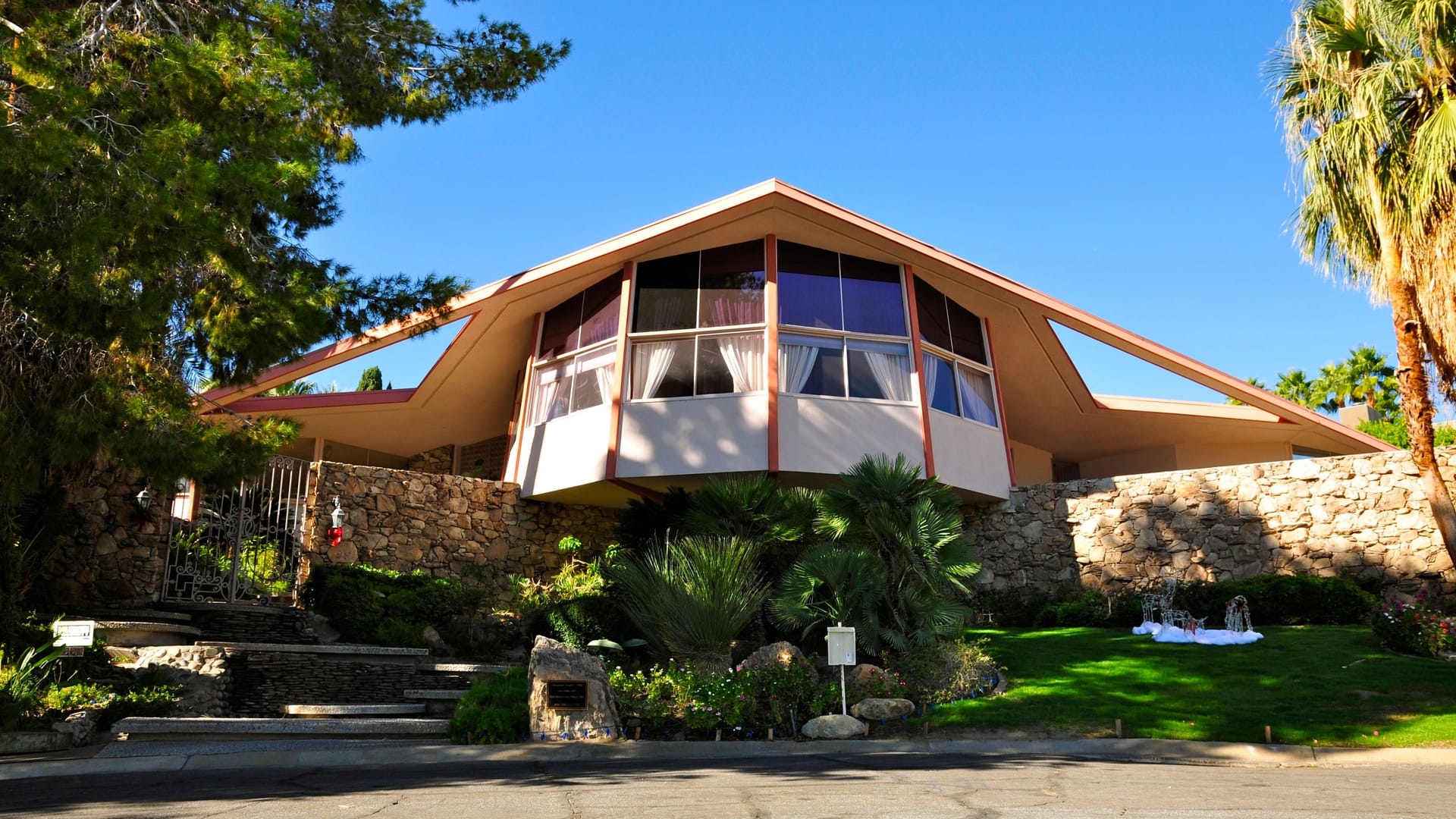 Moderne mitten in der Wüste: Elvis Presley hatte hier ein Haus. Der Musikstar und Ehefrau Priscilla zogen hier direkt nach ihrer Hochzeit ein.