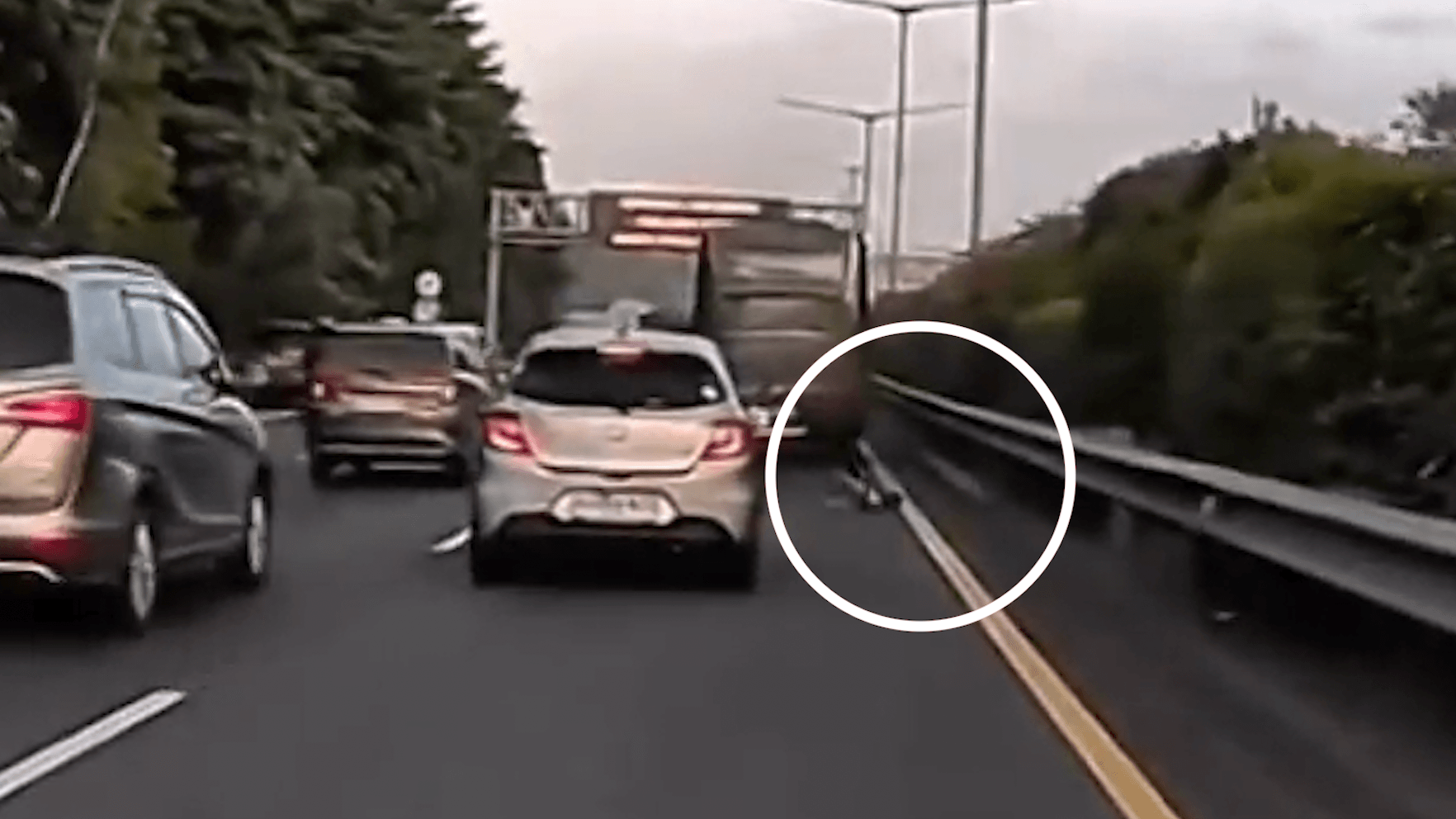 Ein Junge fällt aus einem Bus und landet auf der Autobahn.