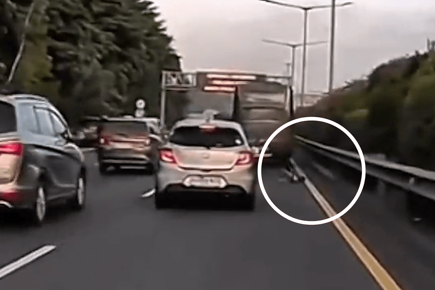 Ein Junge fällt aus einem Bus und landet auf der Autobahn. Ein Junge fällt aus einem Bus und landet auf der Autobahn.
