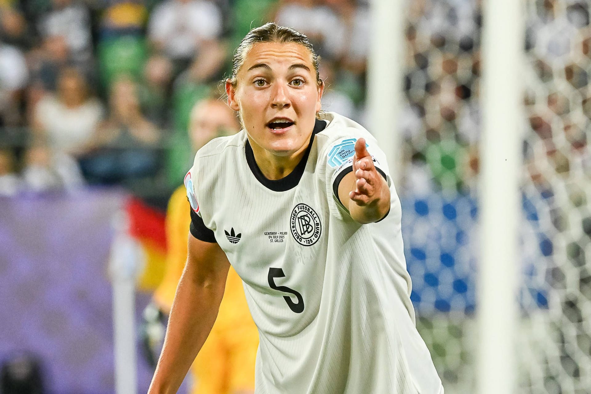 Carlotta Wamser (ab 40.): Die umgeschulte Stürmerin ersetzte Gwinn rechts in der Abwehr. Spielte zunächst die sicheren Bälle, nahm dann aber Tempo auf und spielte frei auf. Leitete mit einem tollen Übersteiger das 2:0 ein. Note: 2