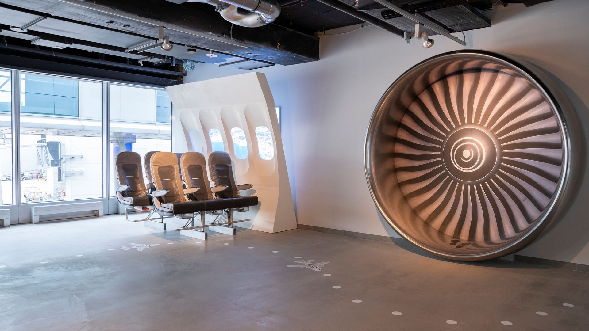 Neuer Selfie-Spot am Flughafen Düsseldorf: Eine neue Erlebniswelt verbindet physische und digitale Erlebnisse miteinander. Neuer Selfie-Spot am Flughafen Düsseldorf: Eine neue Erlebniswelt verbindet physische und digitale Erlebnisse miteinander.