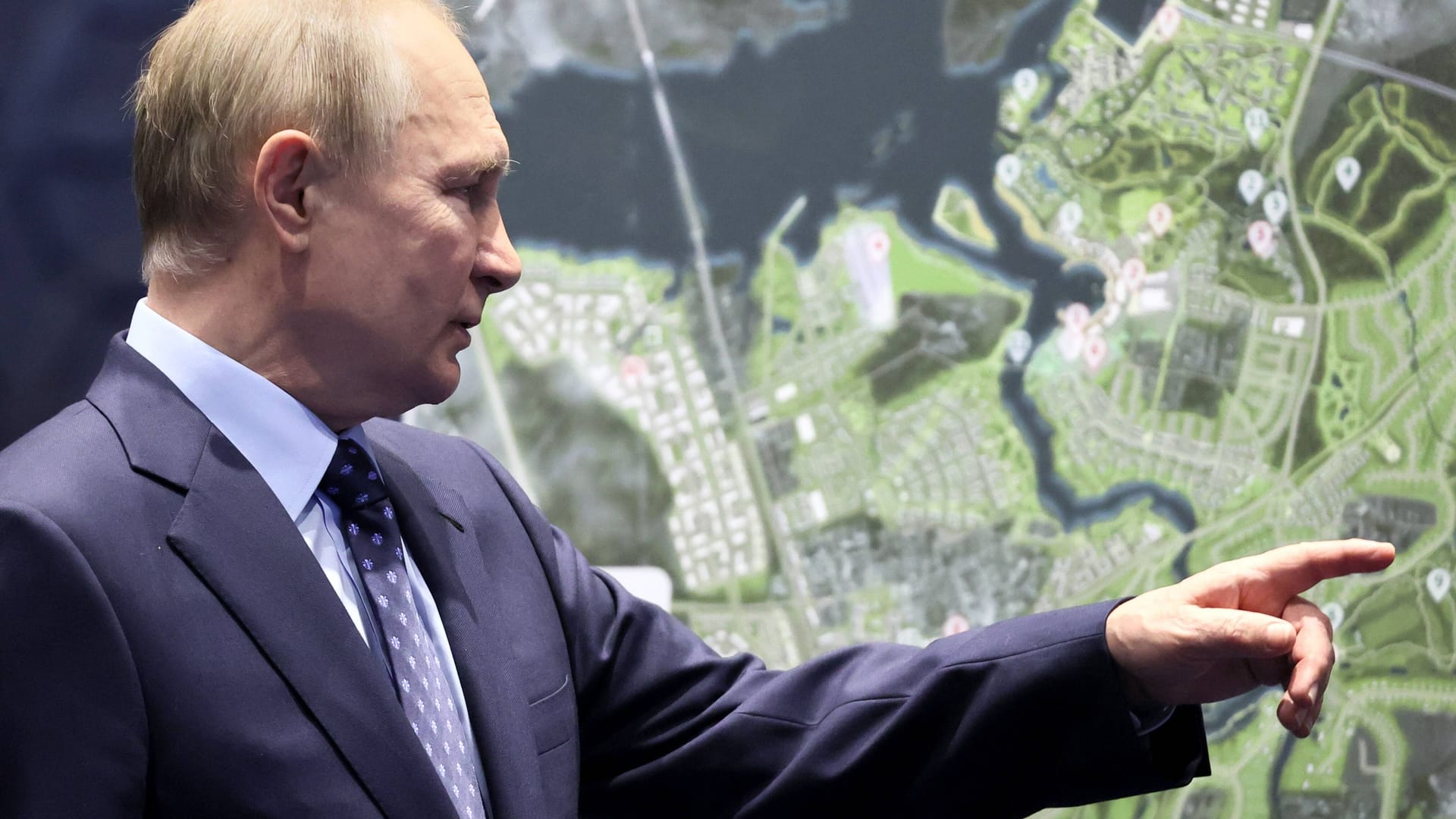 Wladimir Putin vor einer Karte zu Schiffshäfen: Einige russische Öltanker sind durch Explosionen beschädigt worden. (Archivbild)