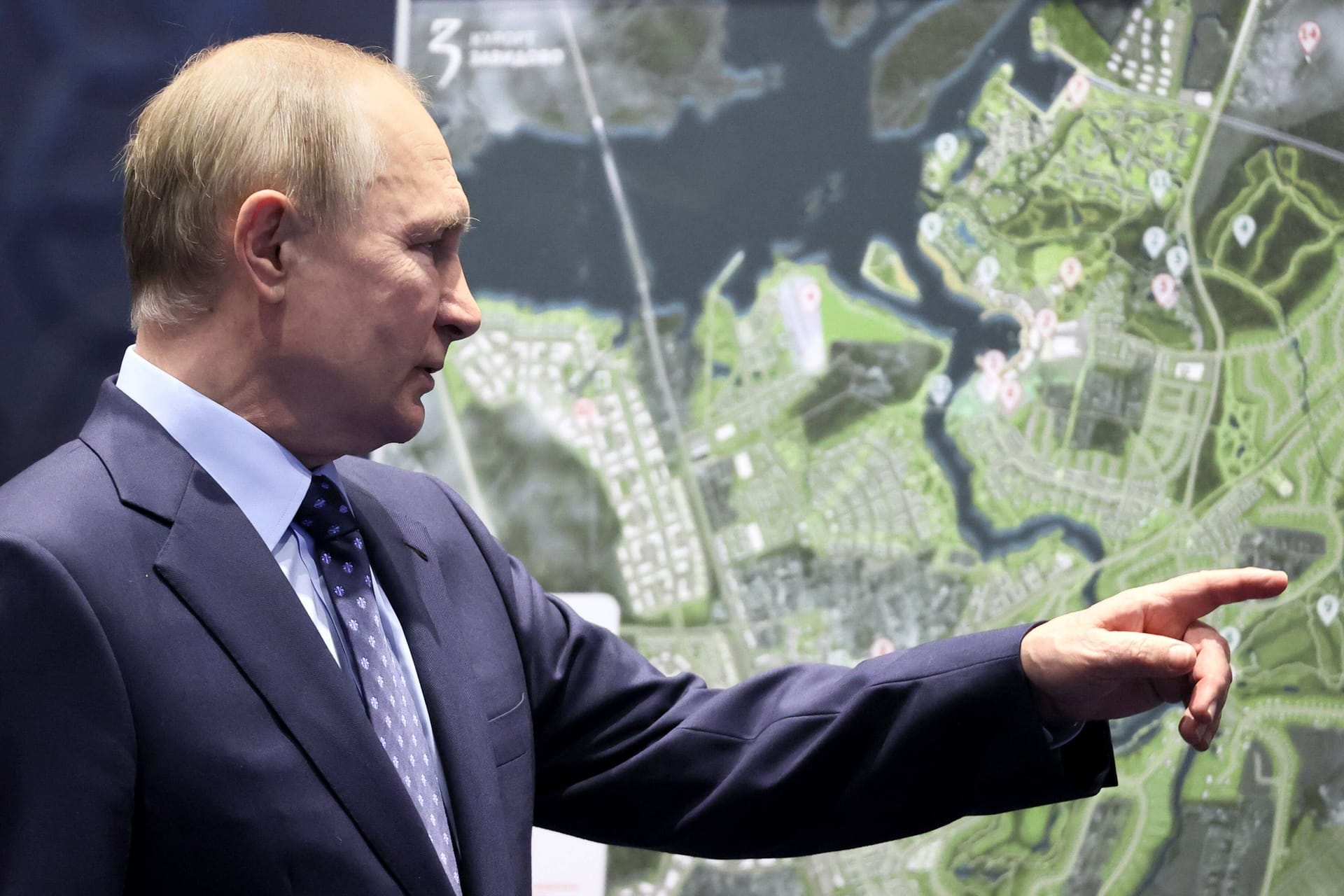 Wladimir Putin vor einer Karte zu Schiffshäfen: Einige russische Öltanker sind durch Explosionen beschädigt worden. (Archivbild)