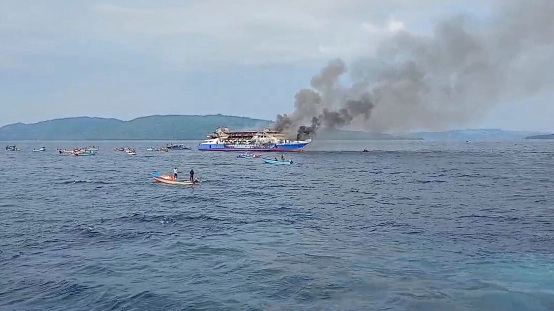 Feuer auf Fähre in Sulawesi