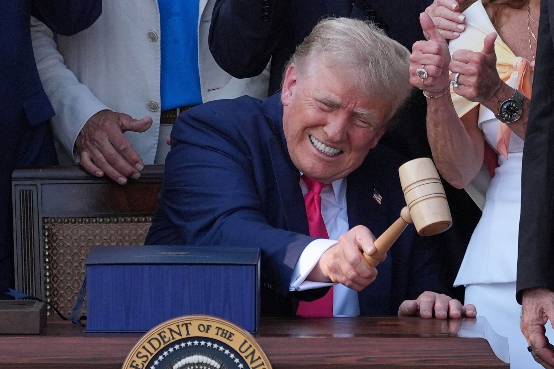Donald Trump schlägt mit einem Hammer auf den Tisch