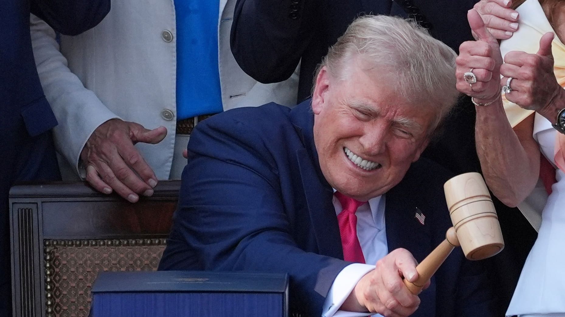 Donald Trump schlägt mit einem Hammer auf den Tisch