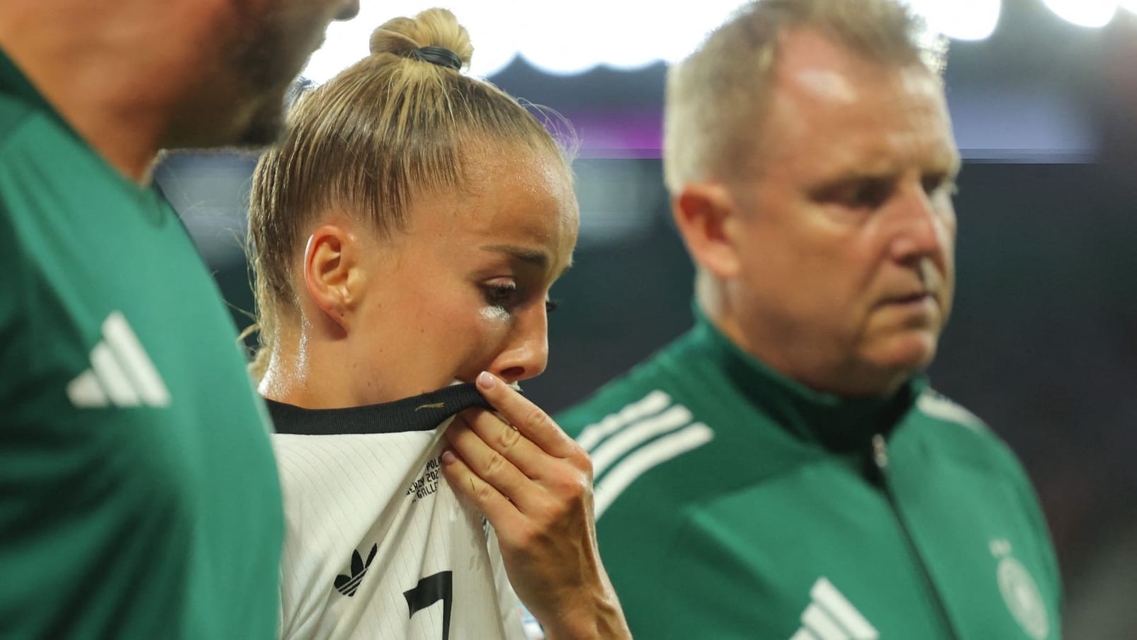 Niedergeschlagen: Giulia Gwinn bei ihrer Auswechslung gegen Polen.