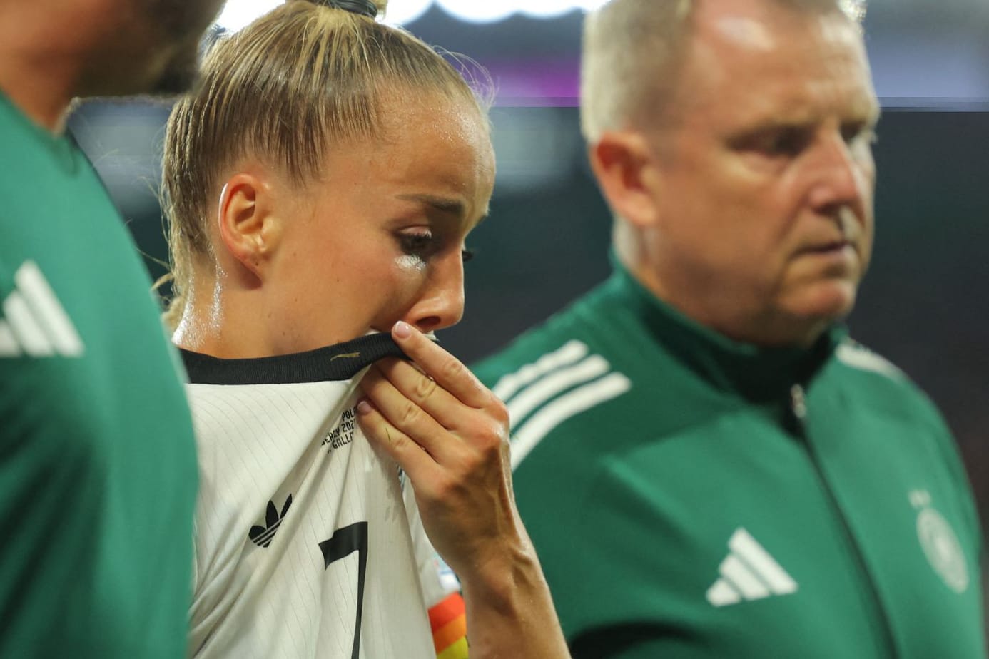 Niedergeschlagen: Giulia Gwinn bei ihrer Auswechslung gegen Polen.