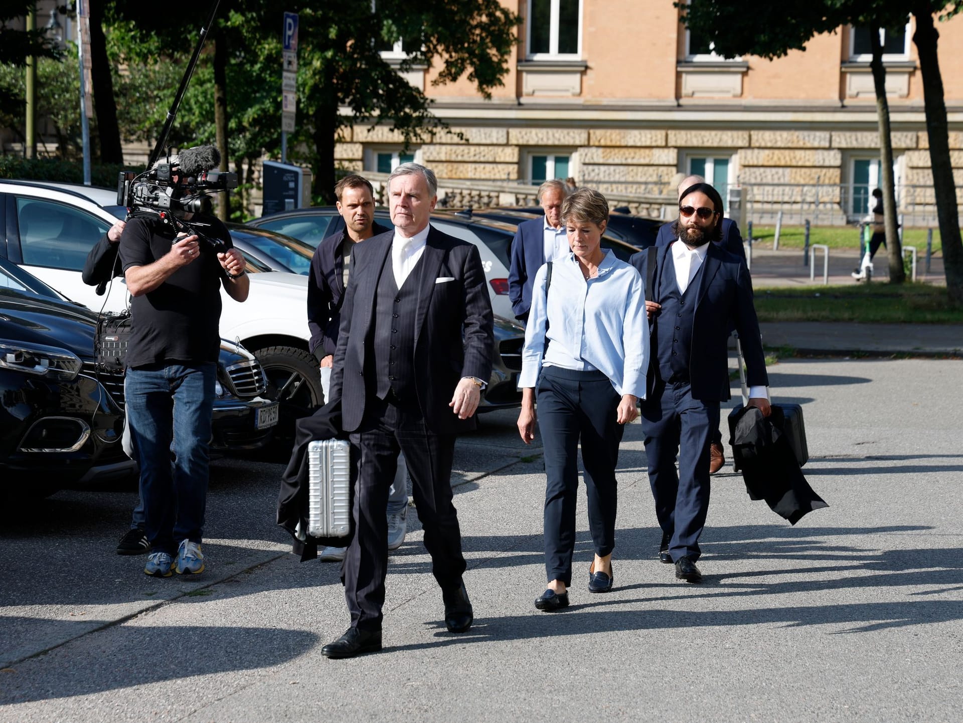 Christina Block mit ihren Verteidigern Otmar Kury (l) und Ingo Bott: Die Gruppe ist auf dem Weg zum Prozess.