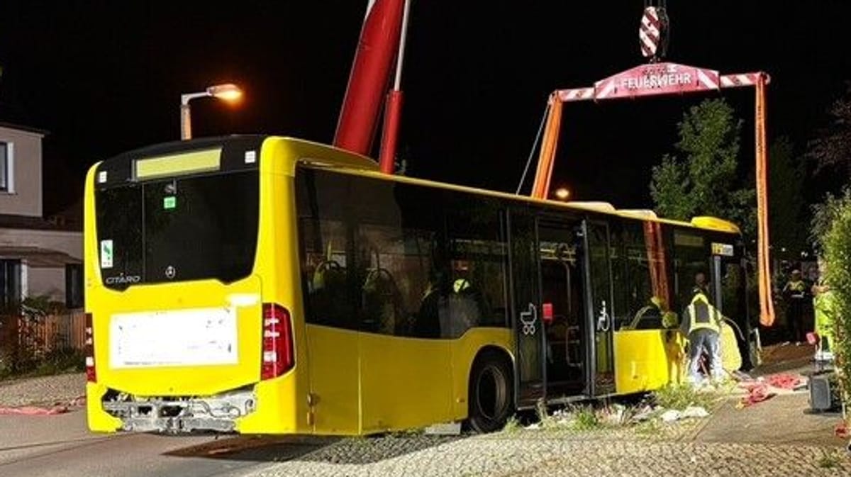 Unfall in Berlin-Karlshorst: Linienbus beschädigt neun Fahrzeuge