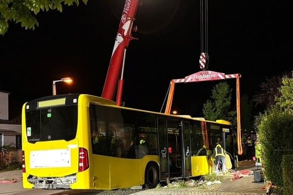 Busunfall in Karlshorst: Aus noch ungeklärten Umständen kam ein Linienbus in der Zwieseler Straße von der Fahrbahn ab.