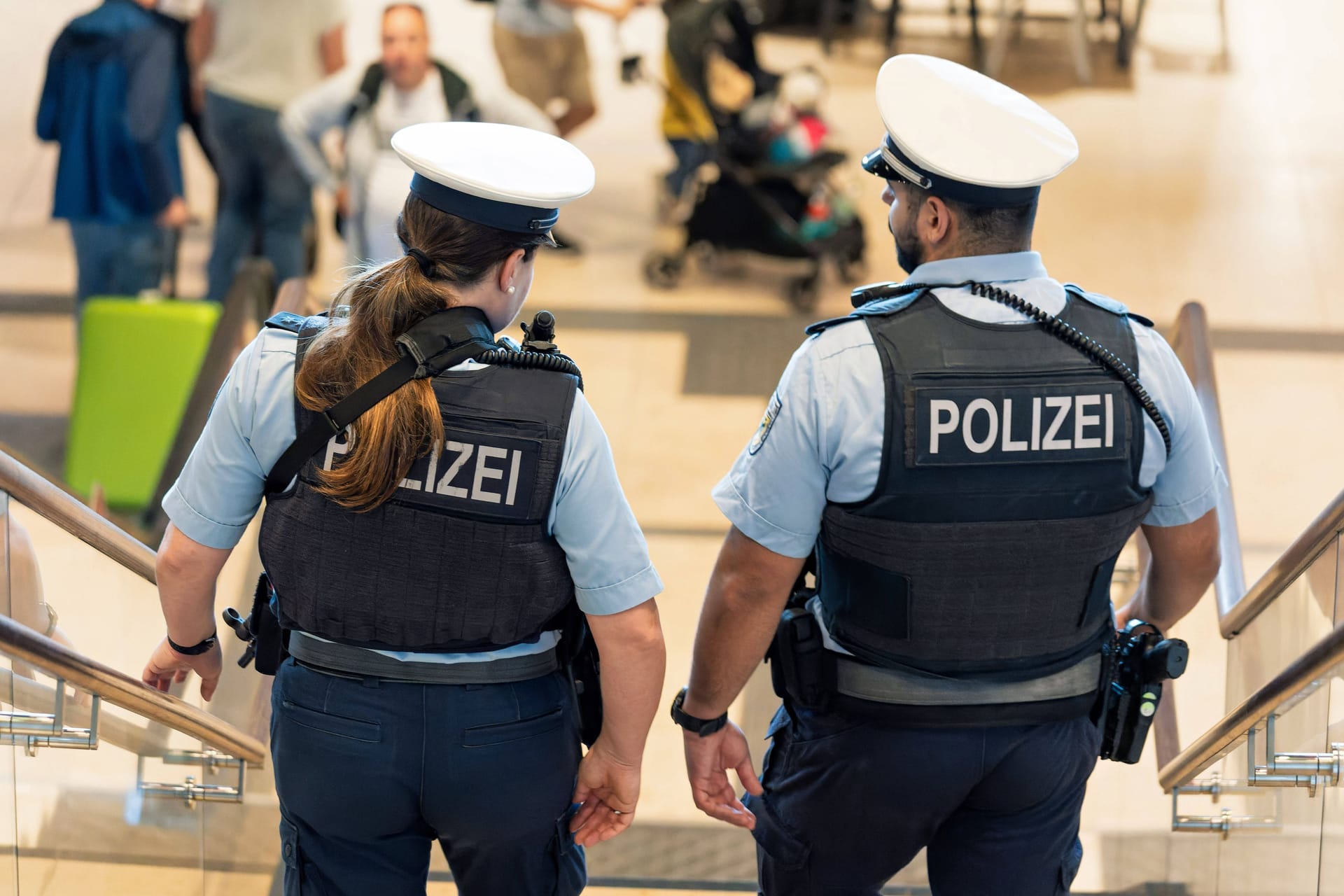 Beamte der Bundespolizei am BER (Symbolfoto): Dort soll den Einsatzkräften am Mittwochmorgen die Festnahme eines Gesuchten geglückt sein.