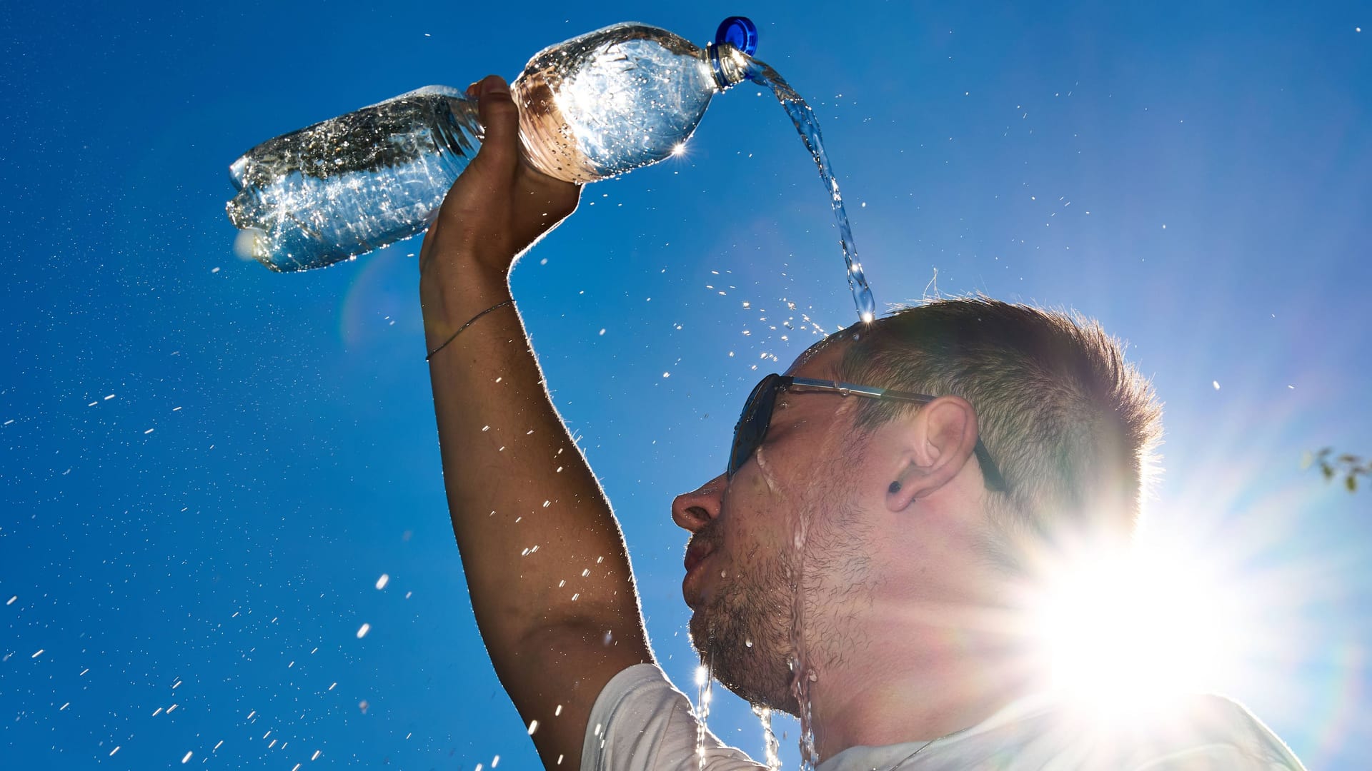 Ein Mann schüttet zur Ablühlung kaltes Wasser über seinen Kopf (Symbolbild): Am Mittwoch können es in Hannover bis 39 Grad warm werden. Ein Mann schüttet zur Ablühlung kaltes Wasser über seinen Kopf (Symbolbild): Am Mittwoch können es in Hannover bis 39 Grad warm werden.